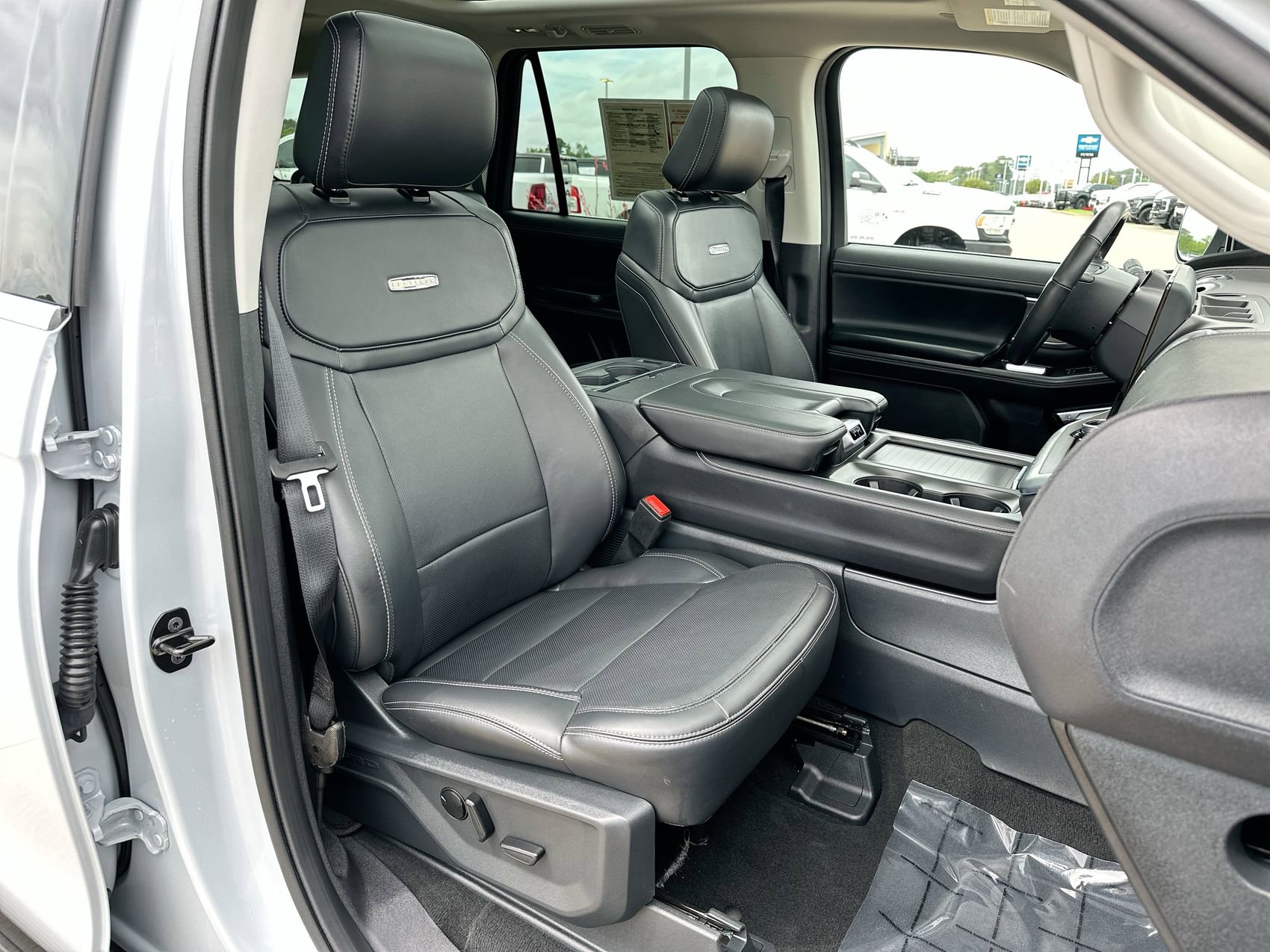 Used 2025 Ford Expedition Platinum AWD/4WD image 28