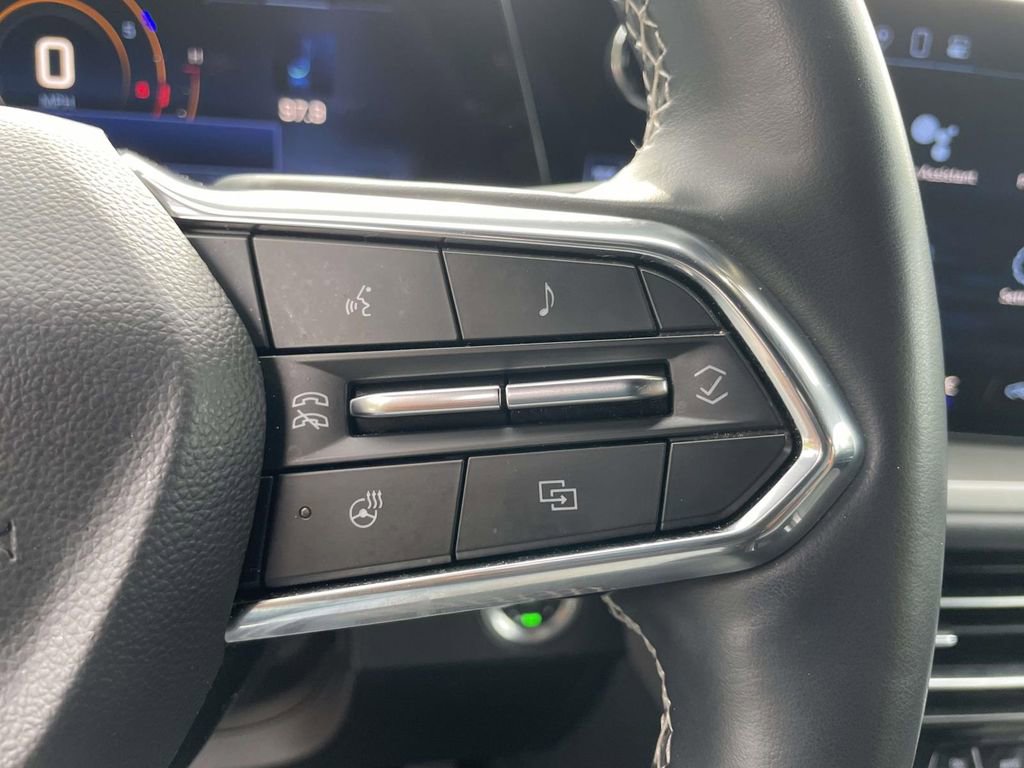 Used 2025 Chevrolet Traverse LT FWD image 19