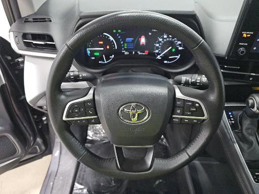 Used 2025 Toyota Sienna XLE FWD image 7