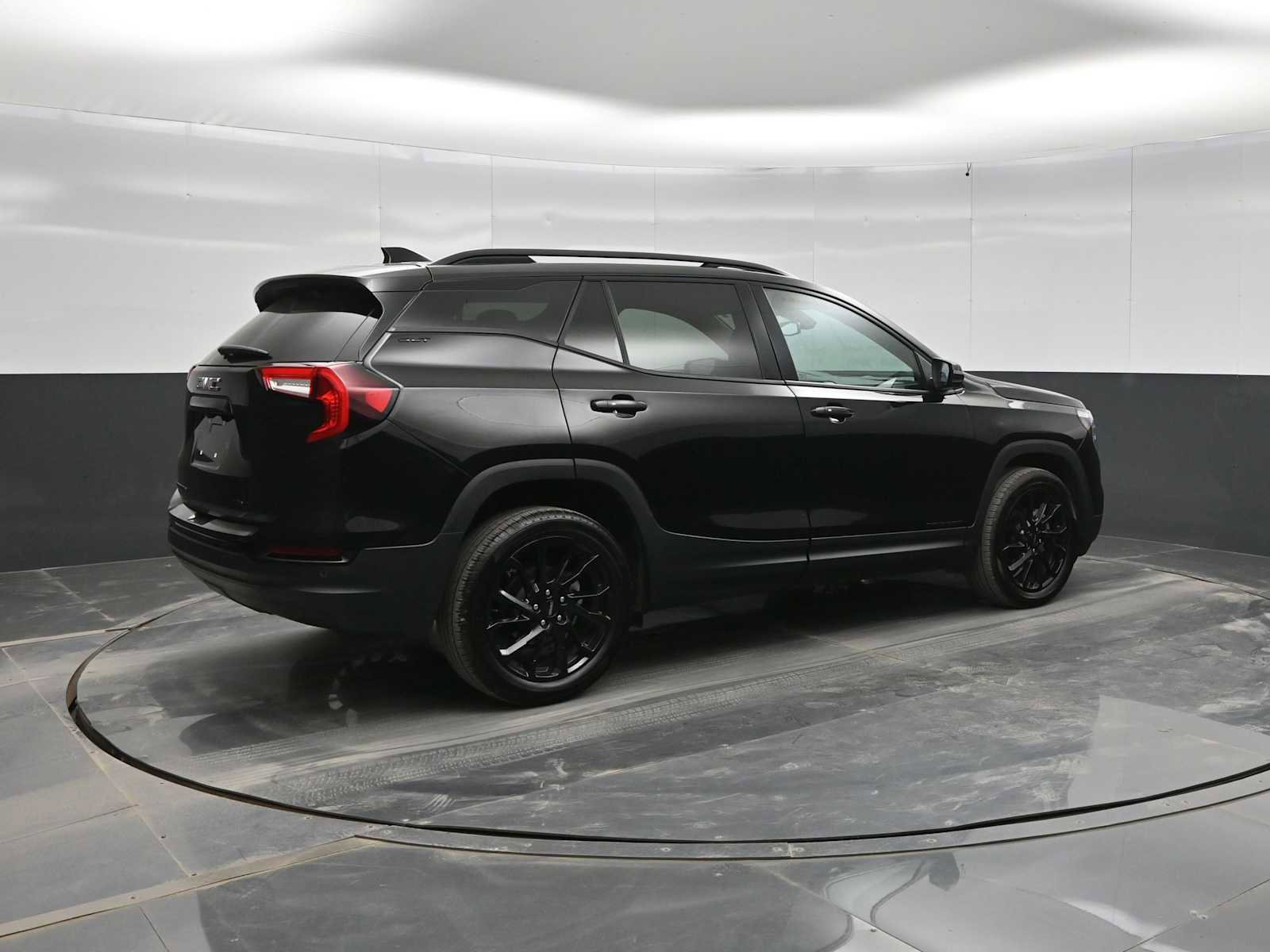 Used 2024 GMC Terrain SLT w/ Tech Package AWD/4WD image 8