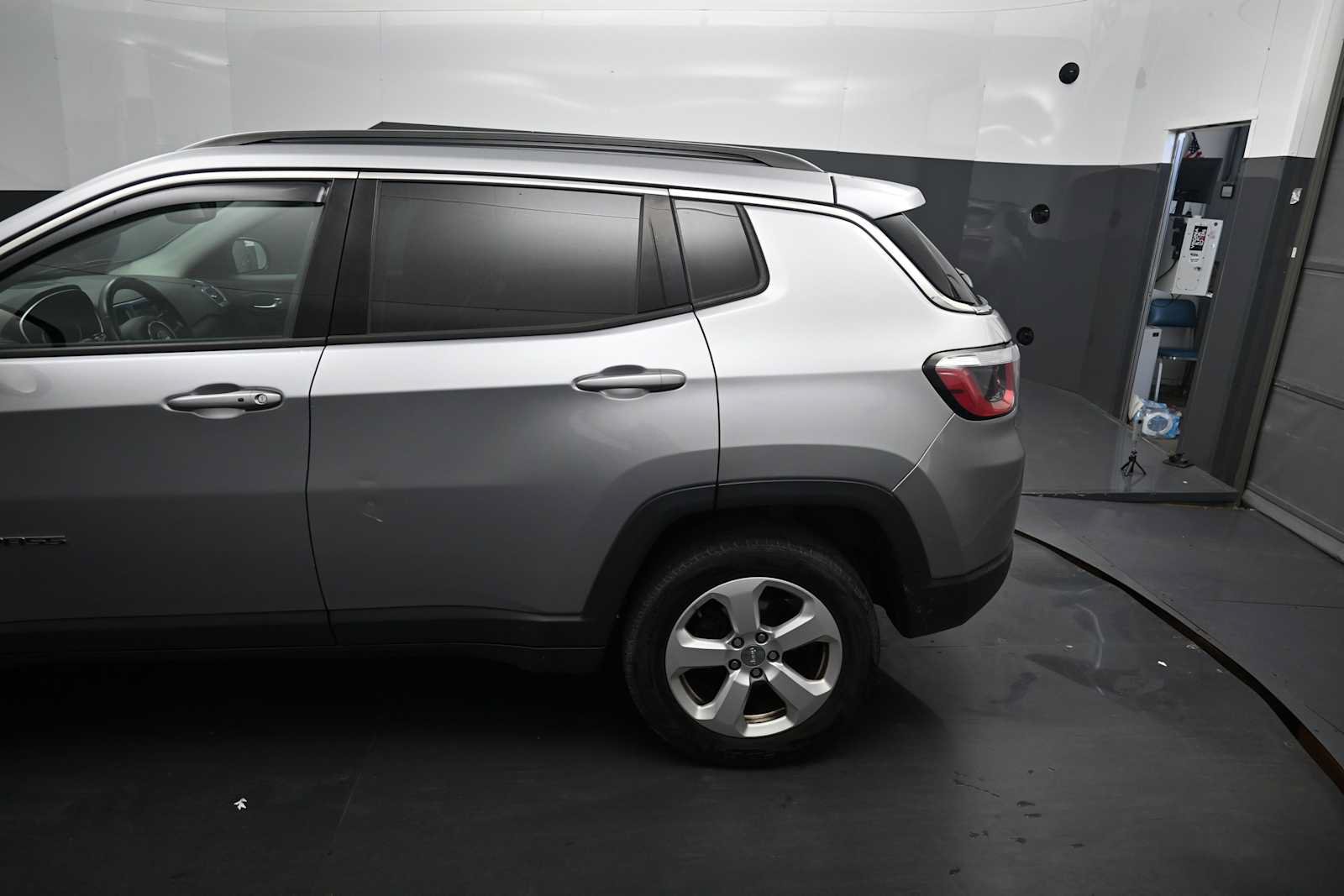 Used 2018 Jeep Compass Latitude w/ Popular Equipment Group AWD/4WD image 16