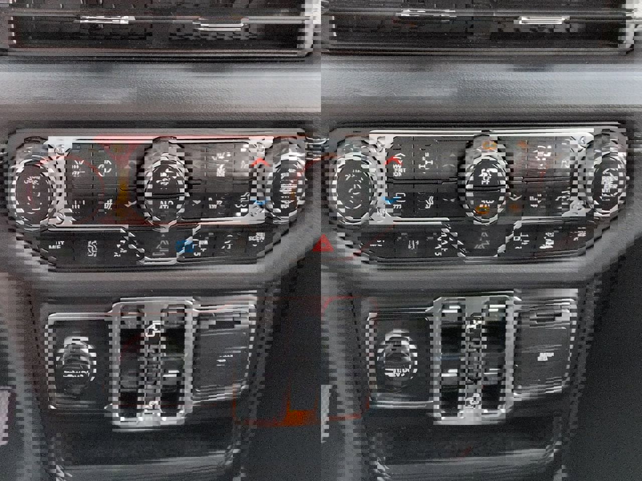 Used 2025 Jeep Wrangler Sahara w/ Safety Group image 18