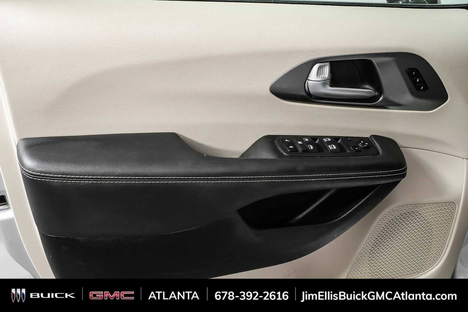 Used 2024 Chrysler Pacifica Touring-L FWD image 6