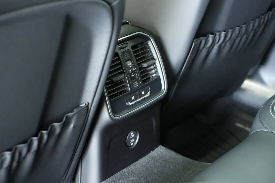 Certified 2025 Porsche Macan AWD/4WD image 26