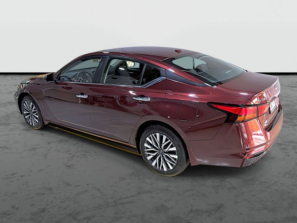 Used 2024 Nissan Altima 2.5 SV image 2