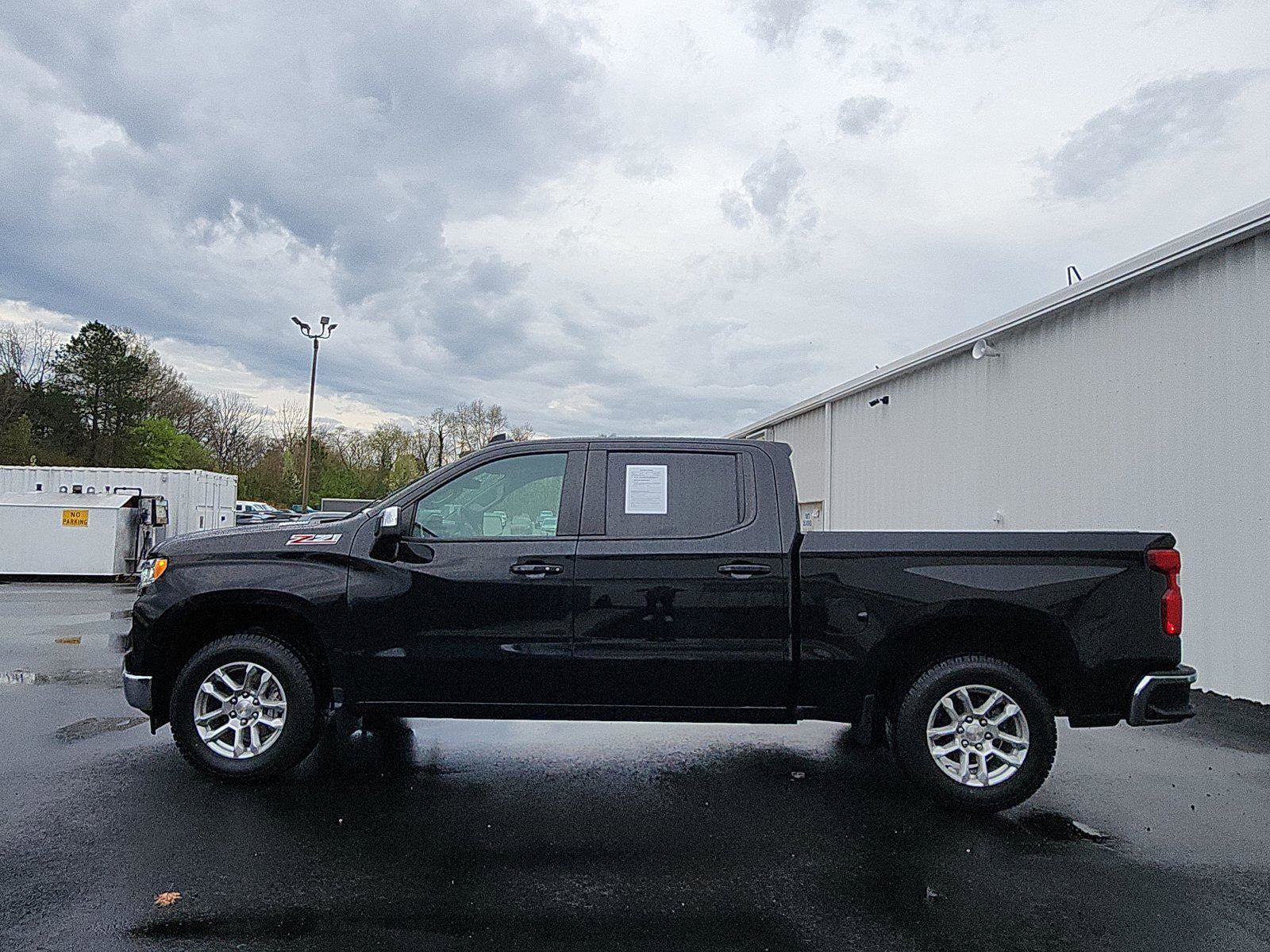 Used 2023 Chevrolet Silverado 1500 LT image 2
