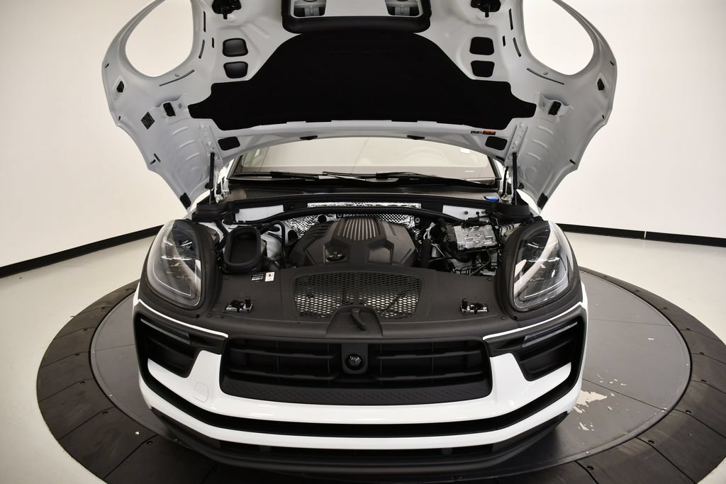 Certified 2026 Porsche Macan AWD/4WD image 13