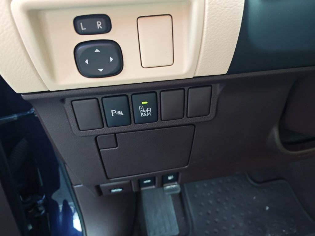 Used 2016 Lexus ES 350 w/ Premium Package w/Wood Trim FWD image 11