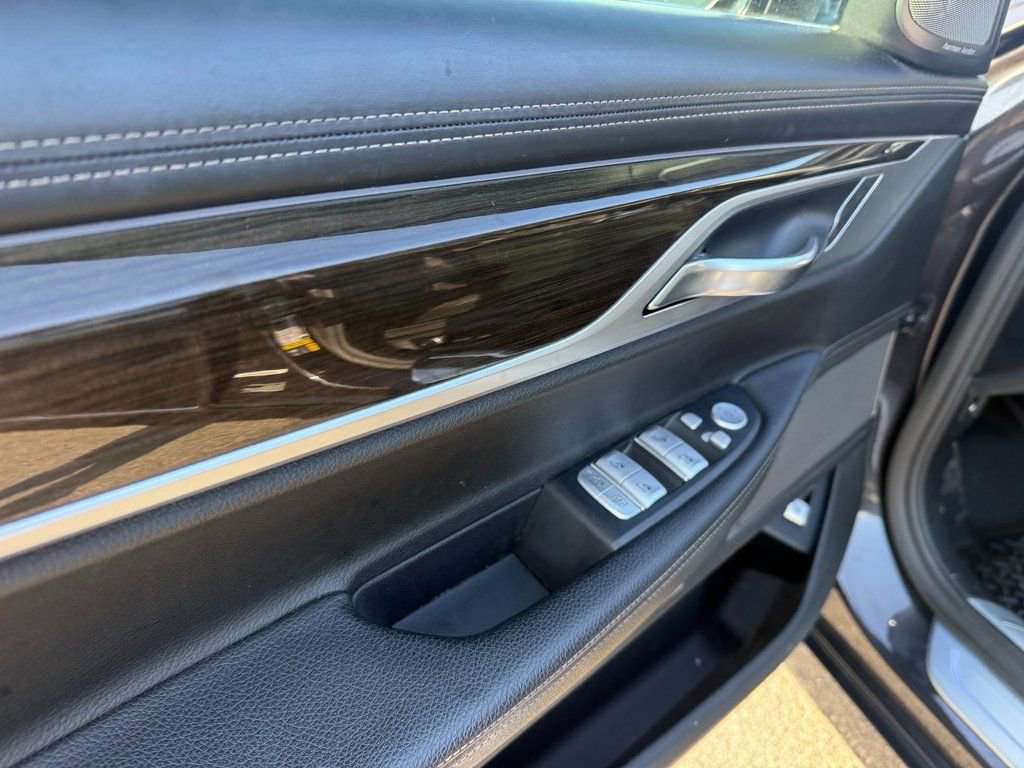 Used 2018 BMW 740e xDrive image 35