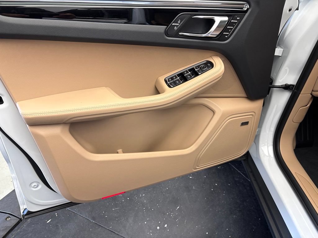 New 2026 Porsche Macan Turbo AWD/4WD image 4
