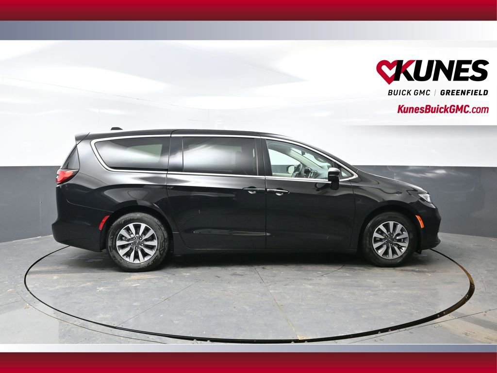 Used 2024 Chrysler Pacifica Select FWD image 4