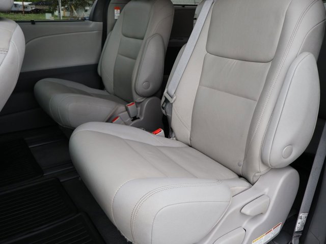 Used 2020 Toyota Sienna XLE w/ XLE Navigation Package FWD image 28