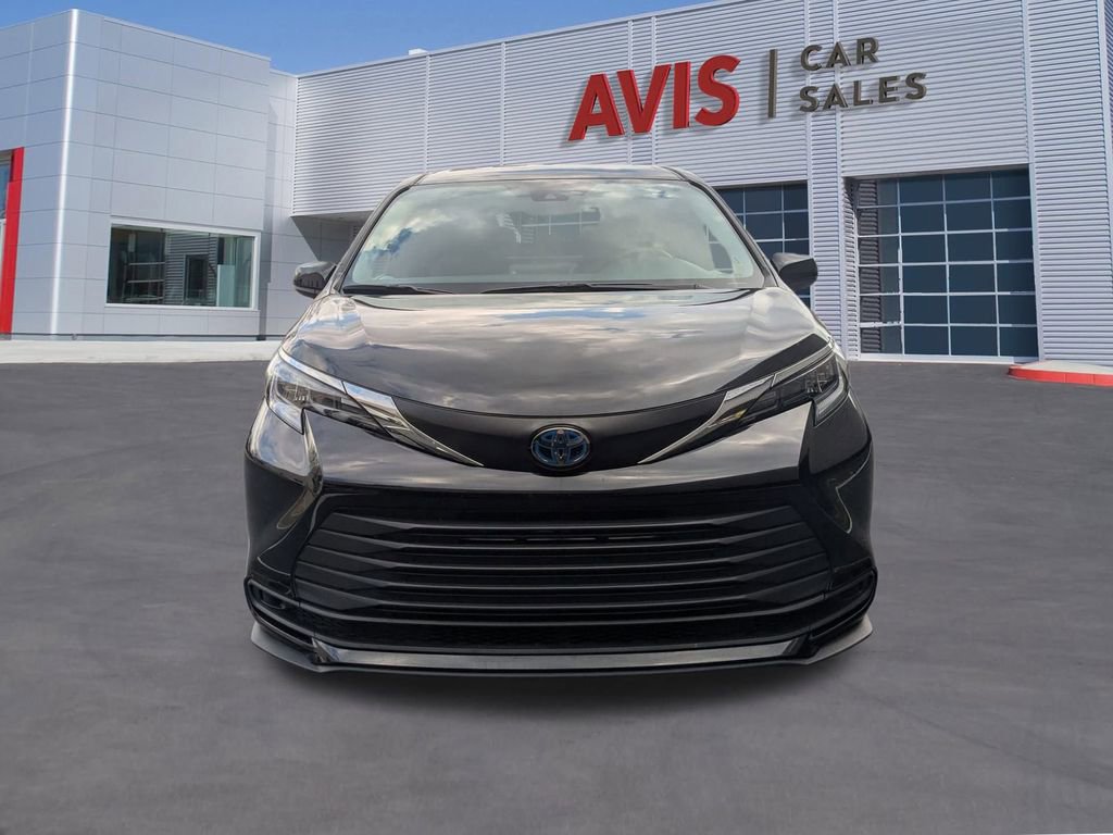 Used 2025 Toyota Sienna LE image 2
