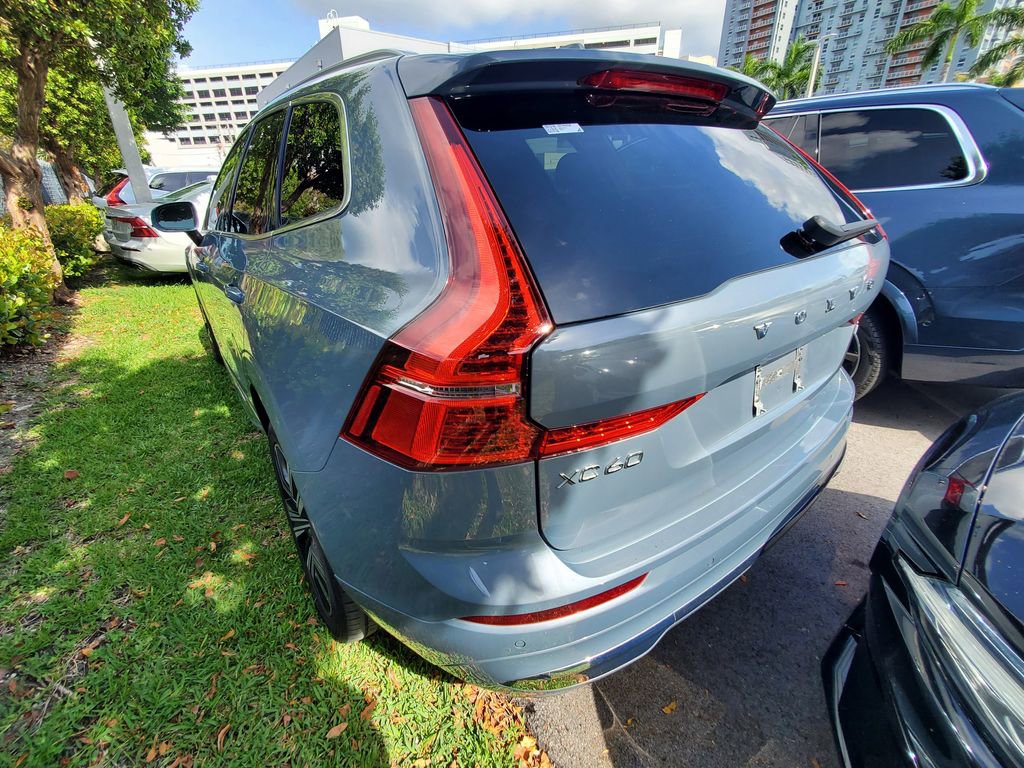 Used 2022 Volvo XC60 B5 Inscription image 3