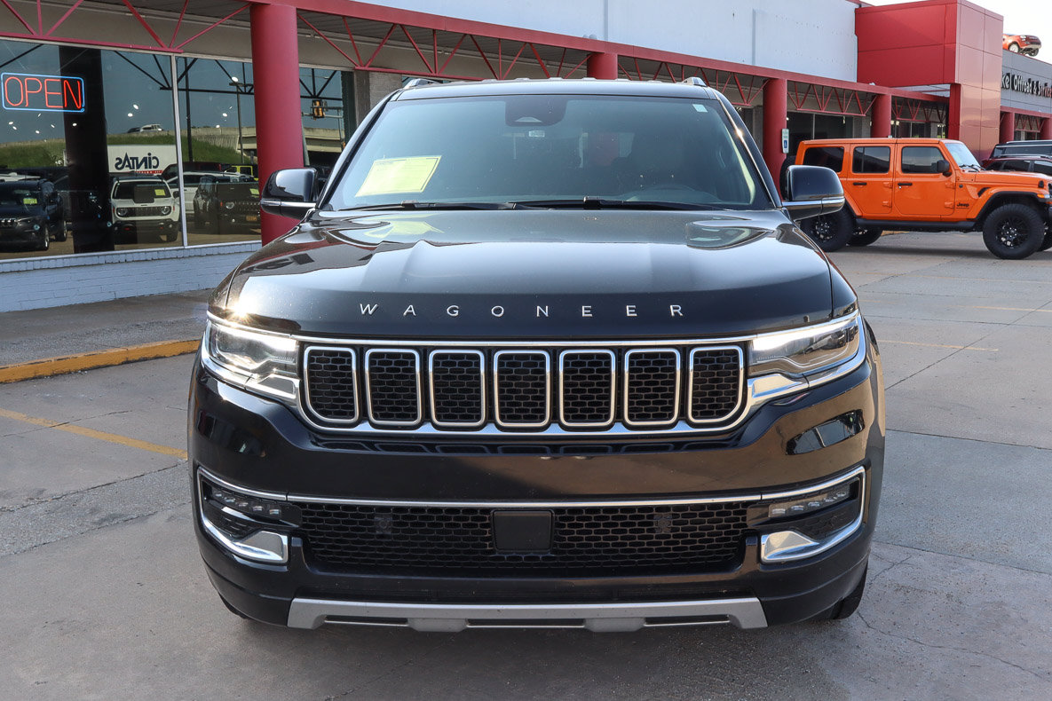 Used 2024 Jeep Wagoneer L Series II AWD/4WD image 3