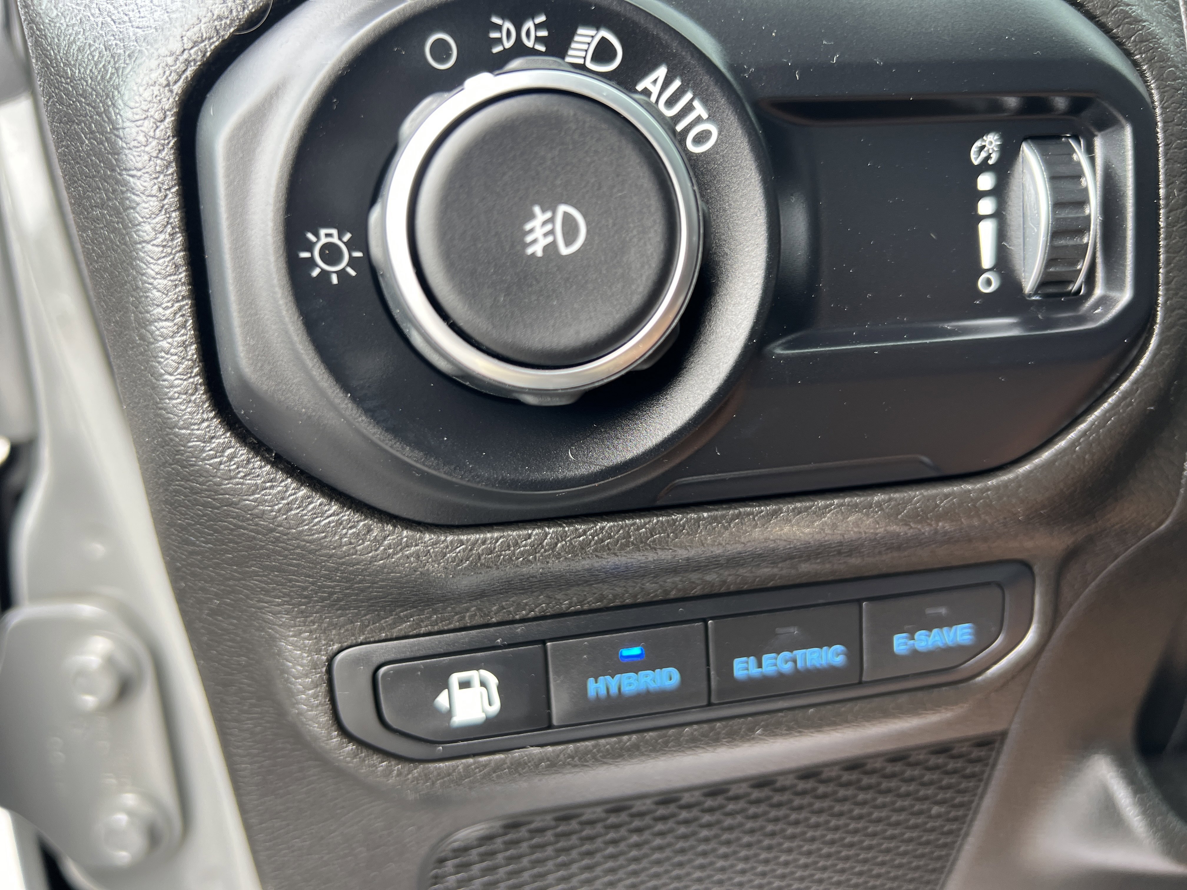 Used 2023 Jeep Wrangler Sahara w/ Cold Weather Group image 17