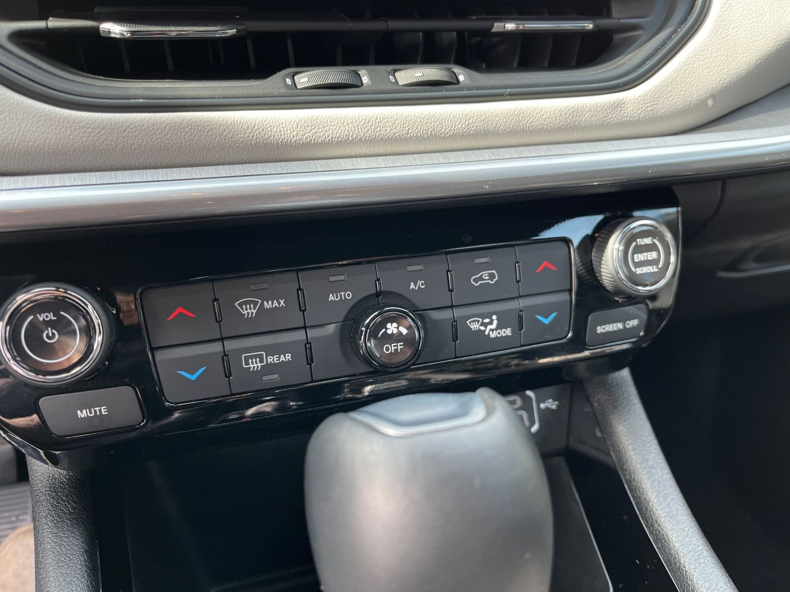 Used 2025 Jeep Compass Limited image 24