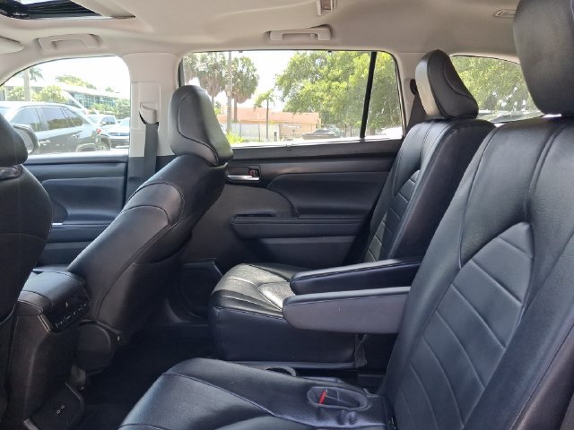 Used 2023 Toyota Highlander XLE FWD image 5