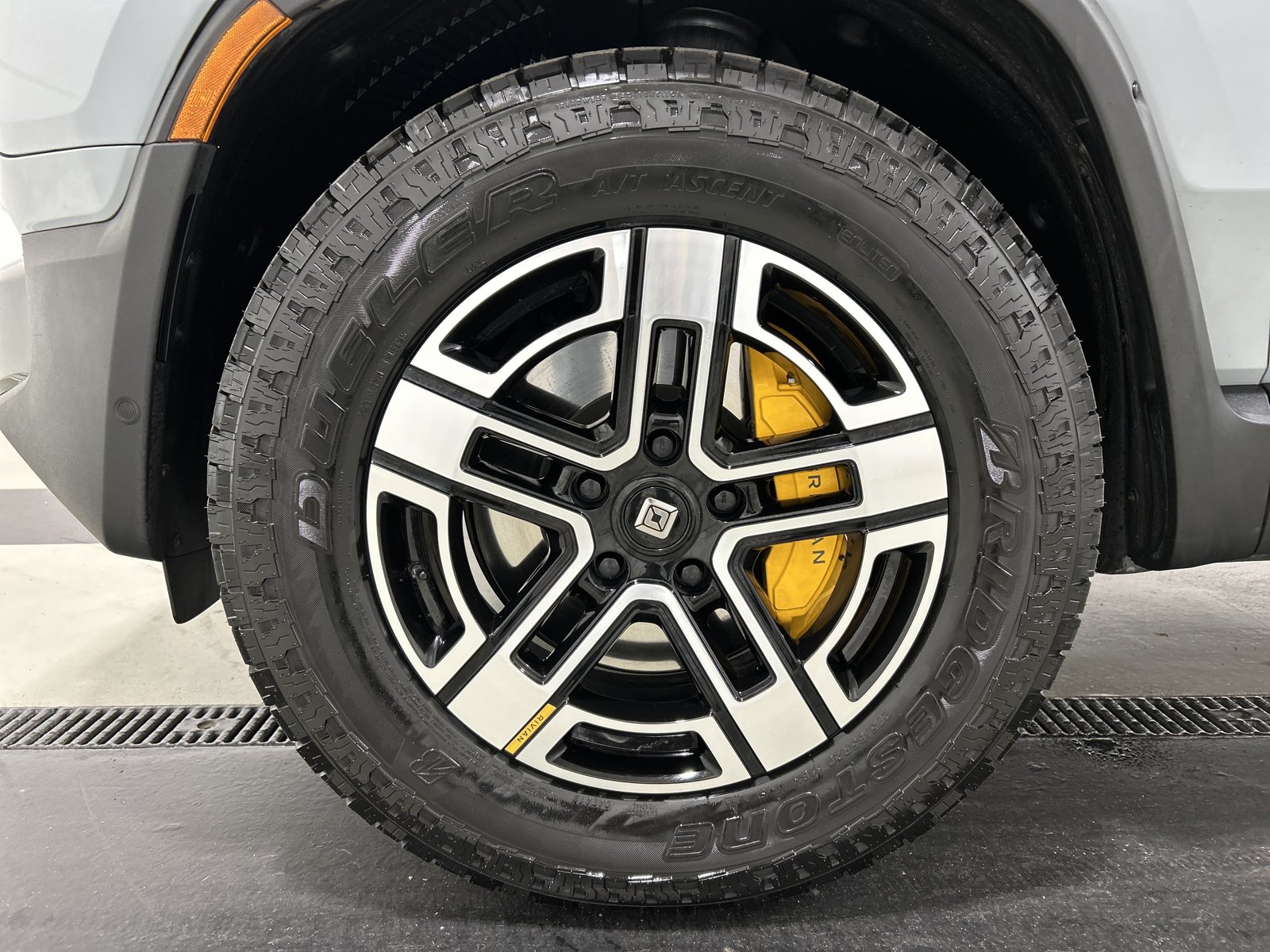 Used 2023 Rivian R1S Adventure AWD/4WD image 9