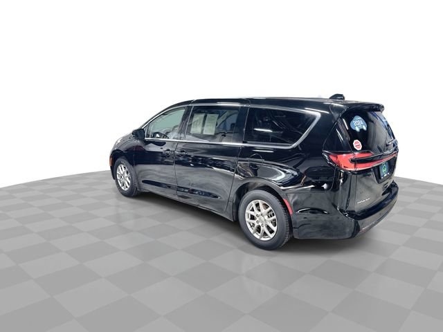 Used 2024 Chrysler Pacifica Touring-L FWD image 7