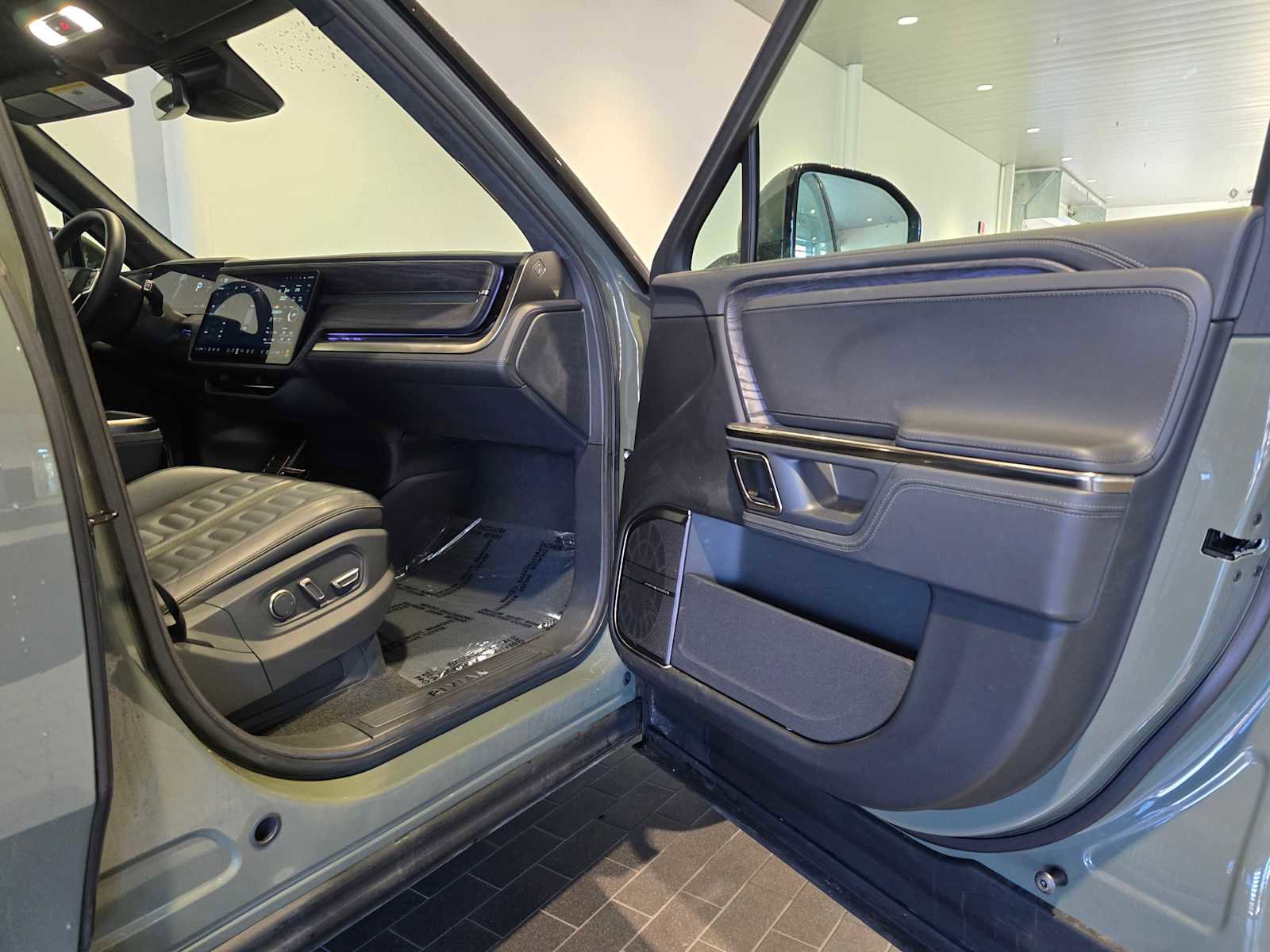 Used 2022 Rivian R1S Launch Edition image 12