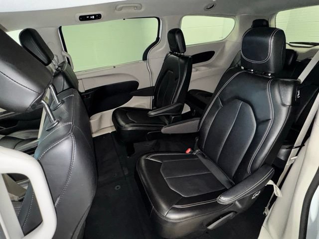 Used 2024 Chrysler Pacifica Touring-L FWD image 8