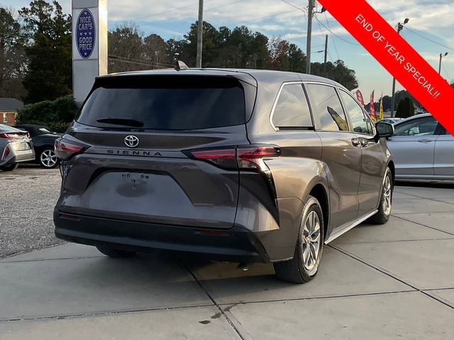 Used 2022 Toyota Sienna XLE image 7