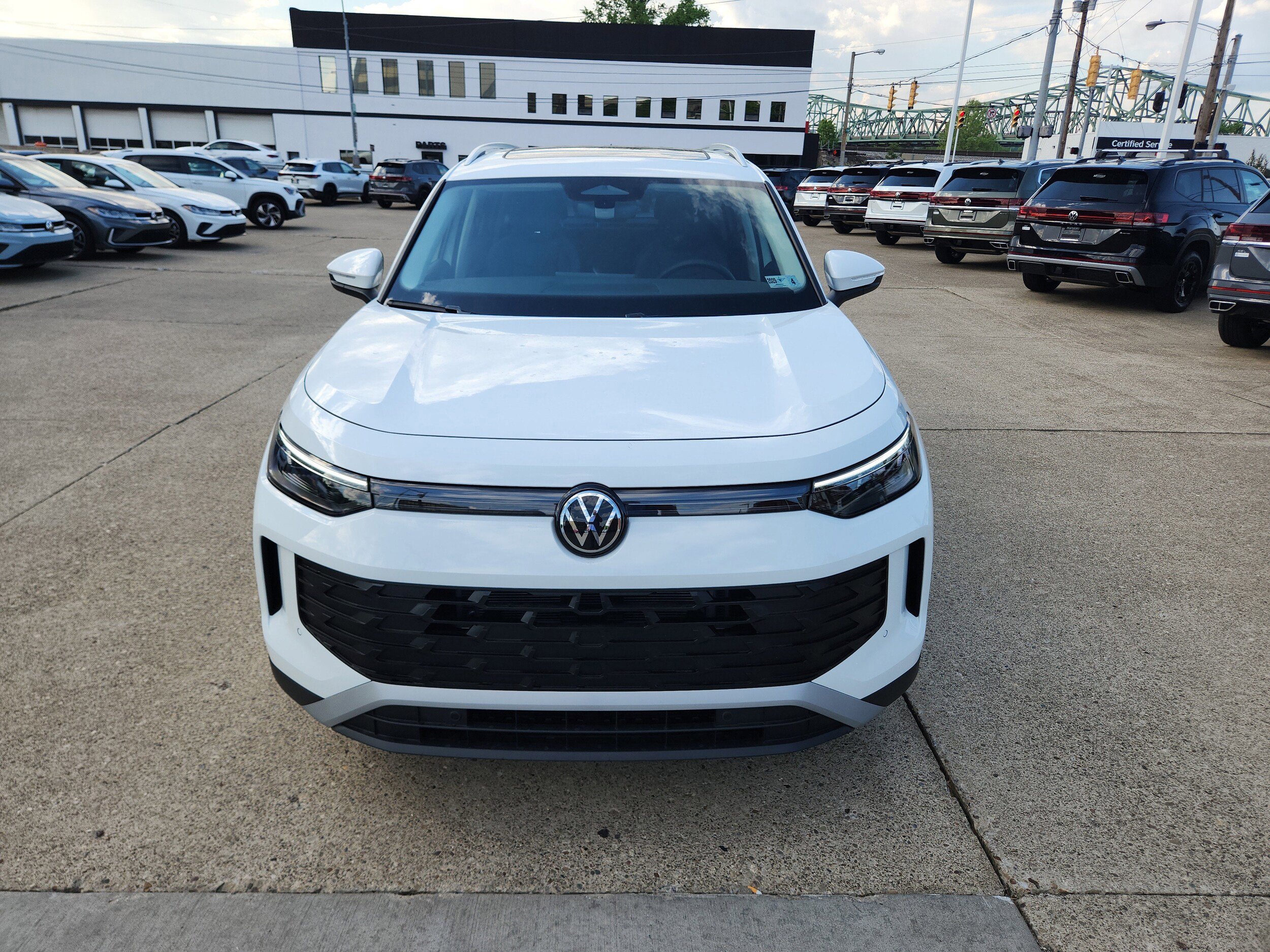 New 2026 Volkswagen Tiguan SE FWD image 8