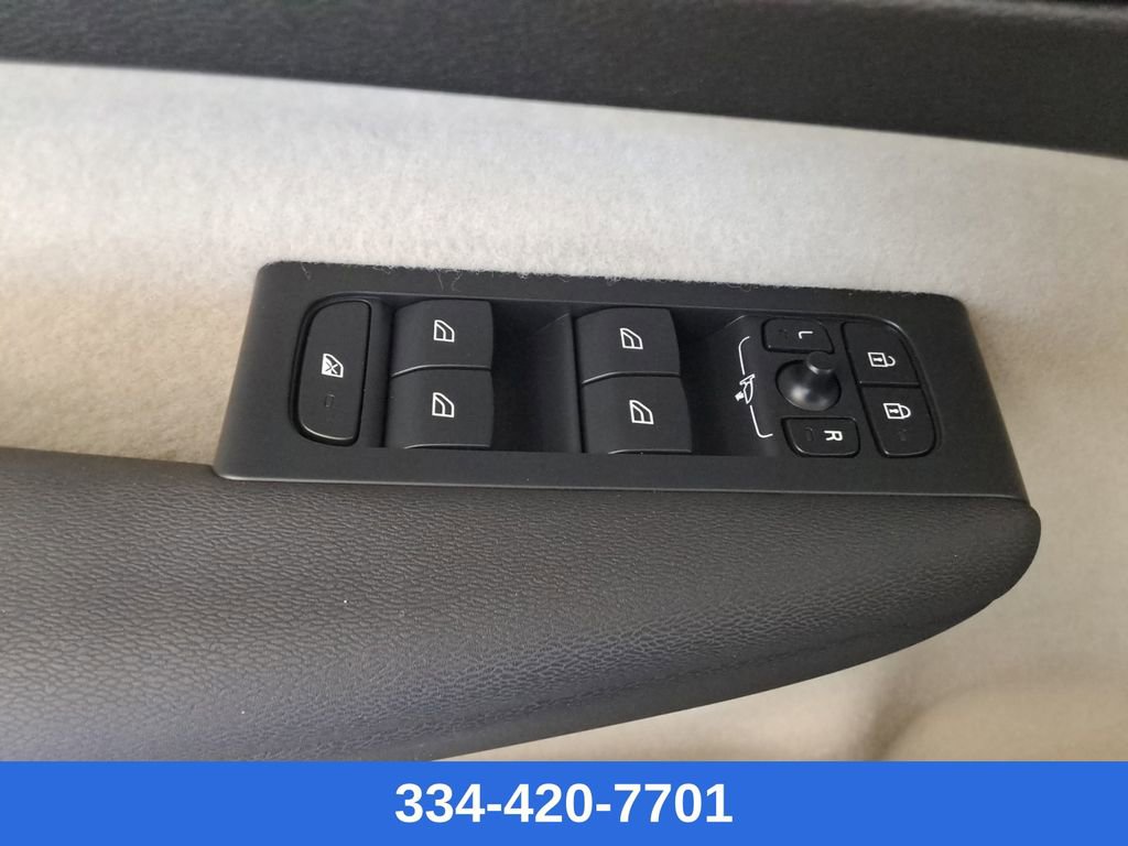 Certified 2023 Volvo XC40 B5 Ultimate w/ Protection Package Premier image 19