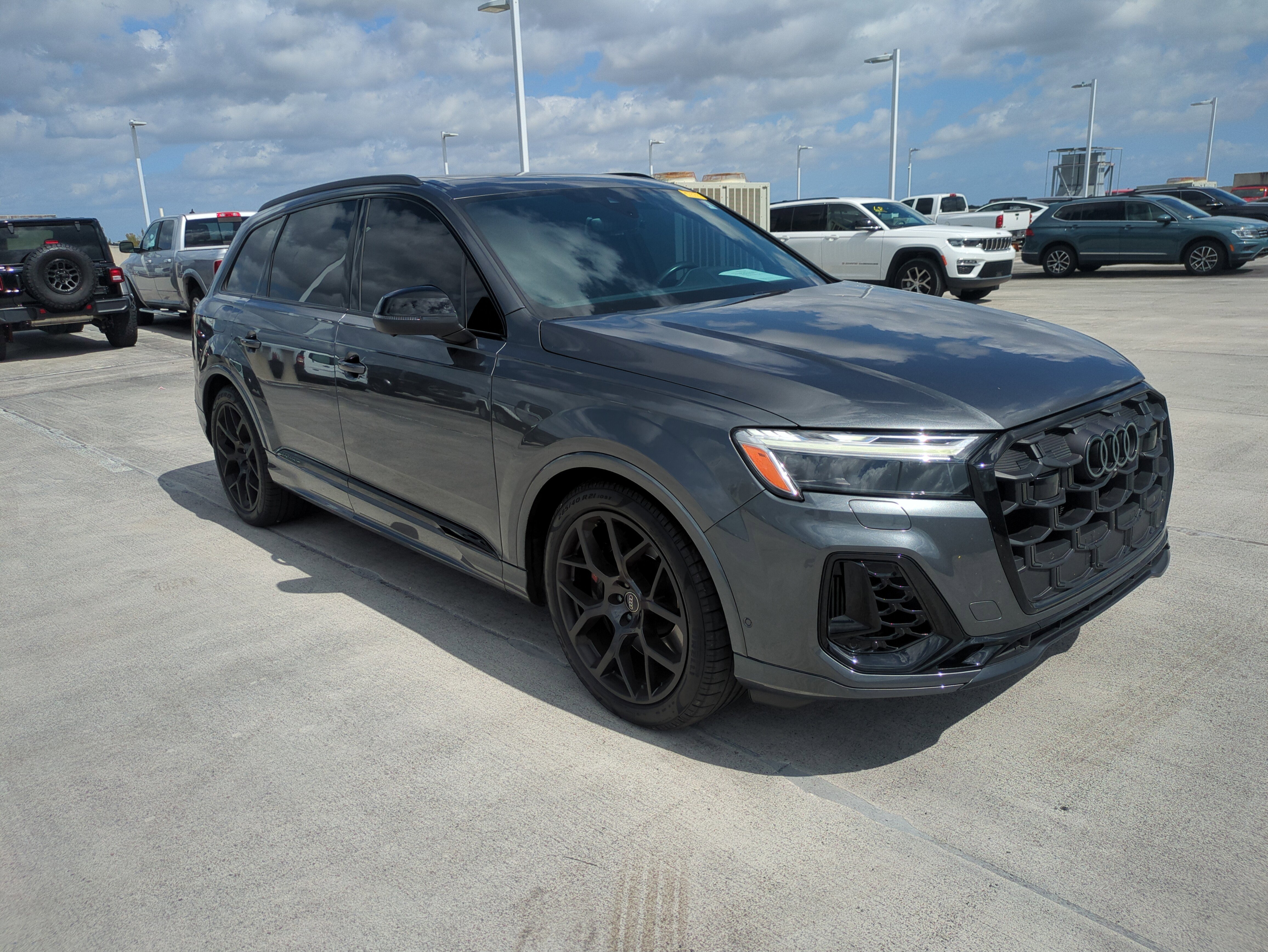 Used 2025 Audi SQ7 Premium Plus w/ Executive Package image 2