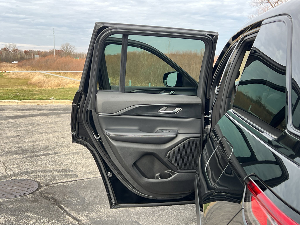 Used 2024 Jeep Grand Cherokee Altitude image 34