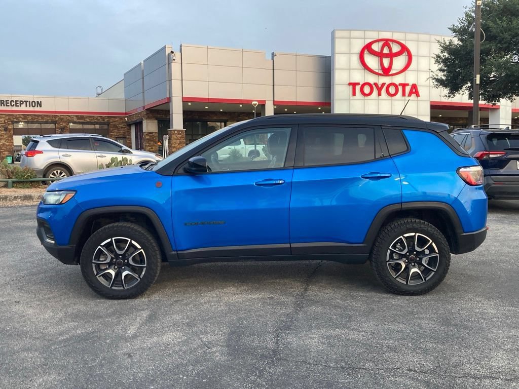 Used 2025 Jeep Compass Trailhawk AWD/4WD image 5