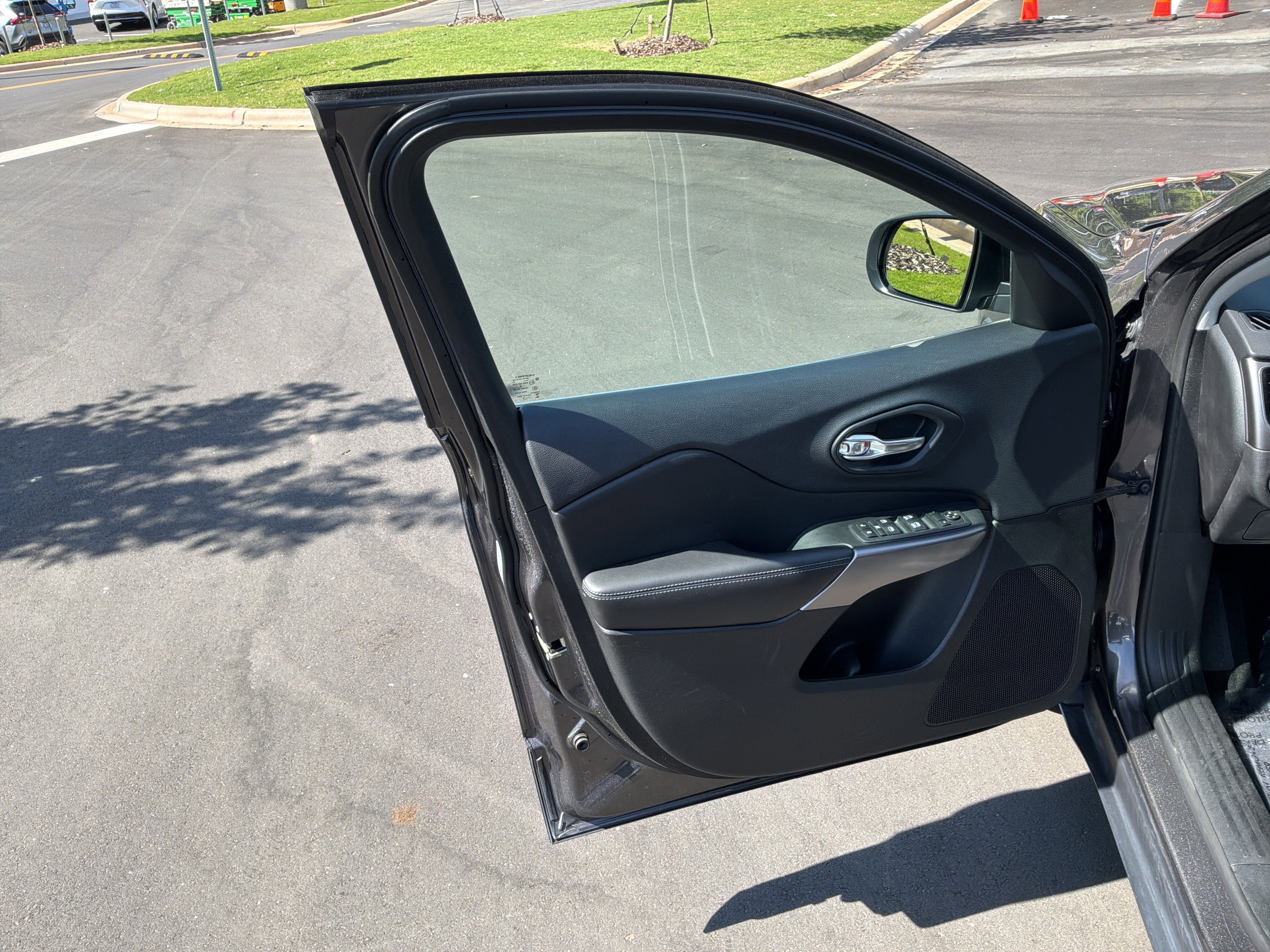 Used 2019 Jeep Cherokee Latitude Plus FWD image 14