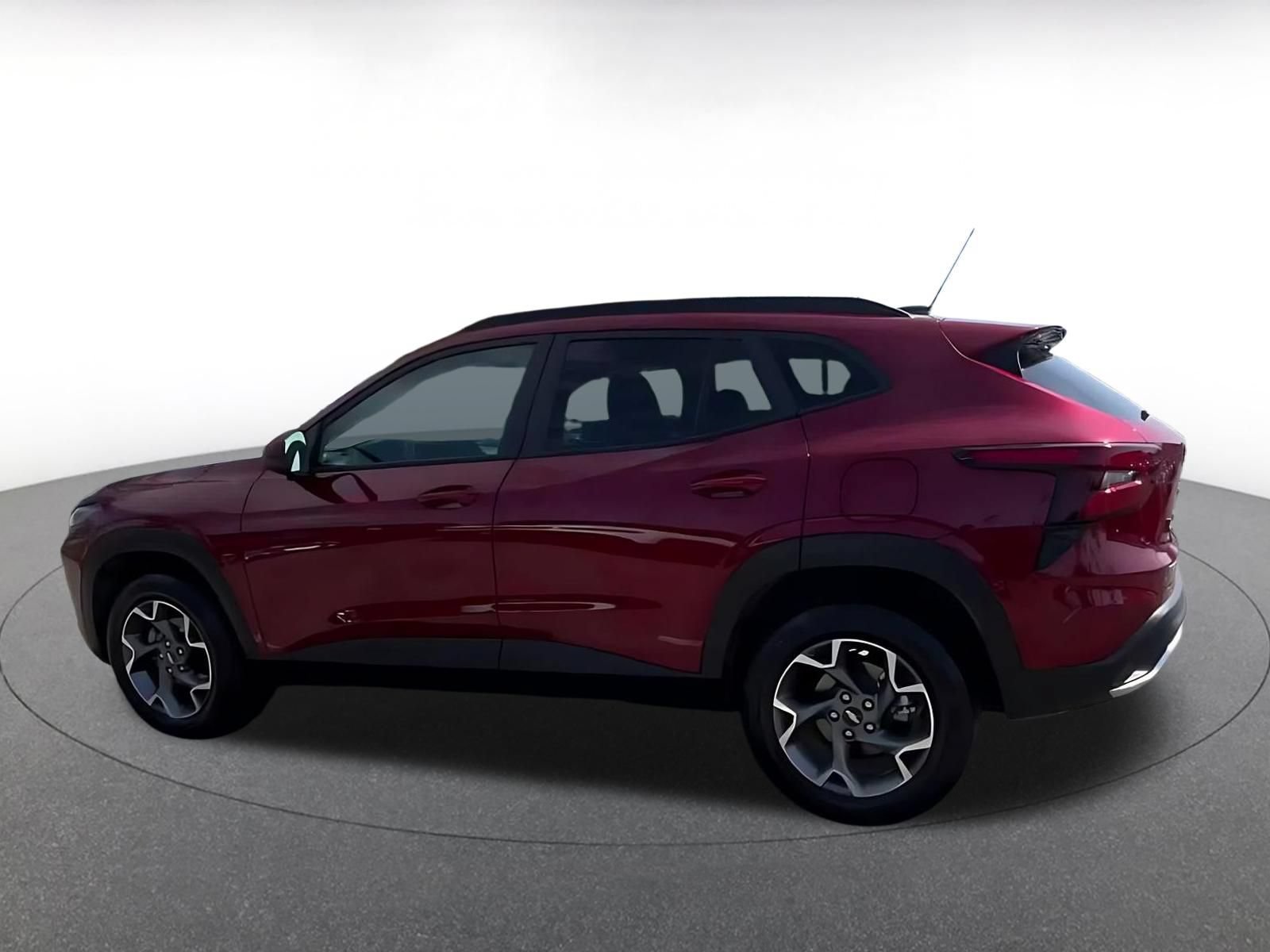 Used 2025 Chevrolet Trax LT FWD image 9