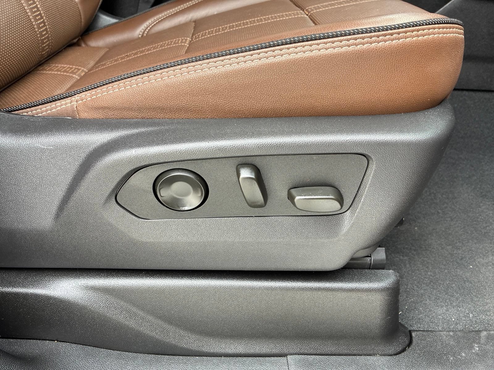 Used 2025 Chevrolet Tahoe High Country RWD image 13