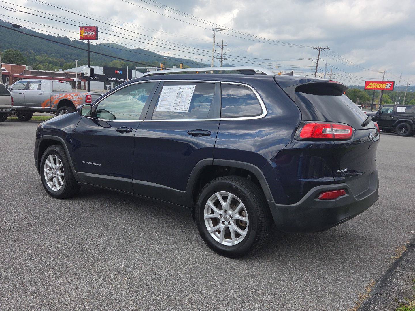 Used 2016 Jeep Cherokee Latitude AWD/4WD image 5