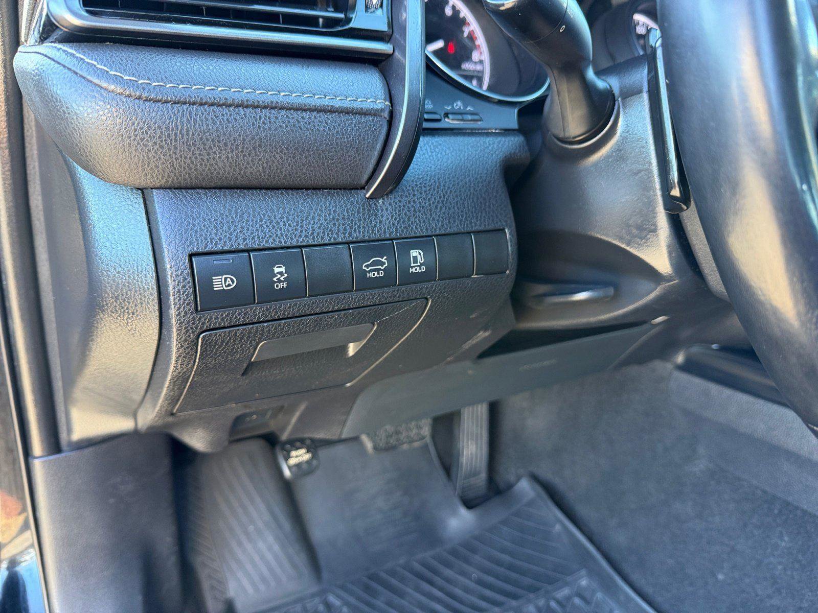 Used 2020 Toyota Camry SE image 17