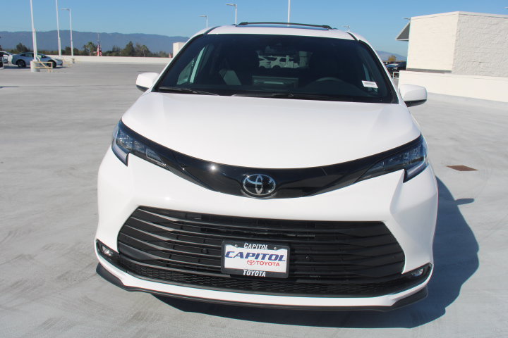 New 2026 Toyota Sienna XLE Woodland Edition AWD/4WD image 8