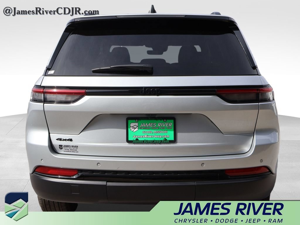 Used 2025 Jeep Grand Cherokee Altitude AWD/4WD image 4
