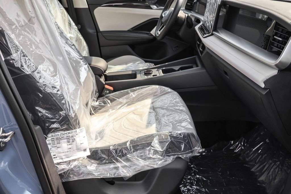 Used 2025 Volkswagen Tiguan SE image 41