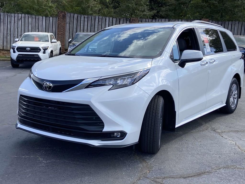 New 2026 Toyota Sienna XLE image 7