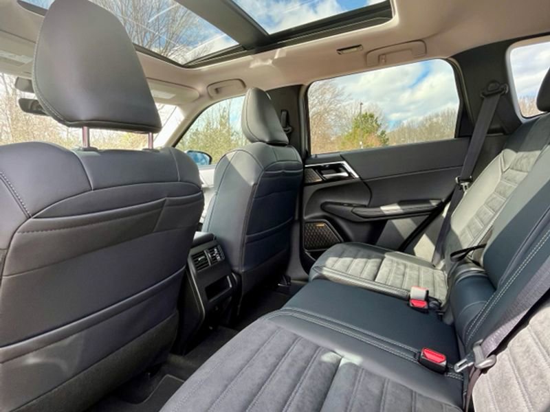 New 2026 Mitsubishi Outlander SE FWD image 12