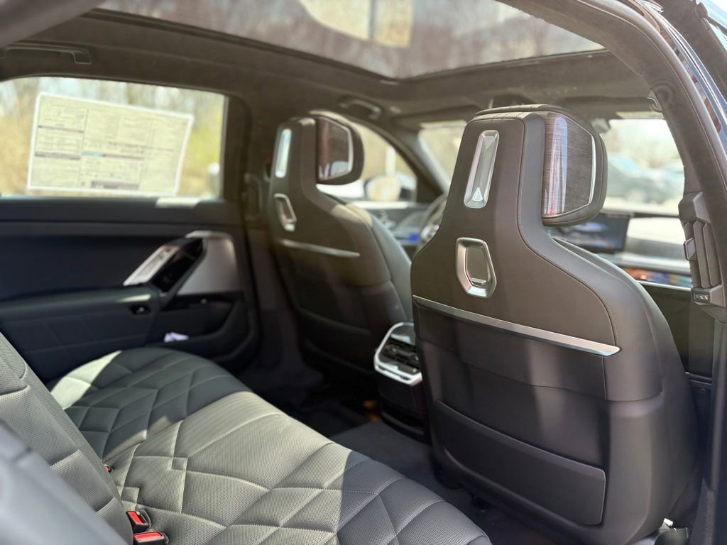 Used 2025 BMW 760i xDrive image 21