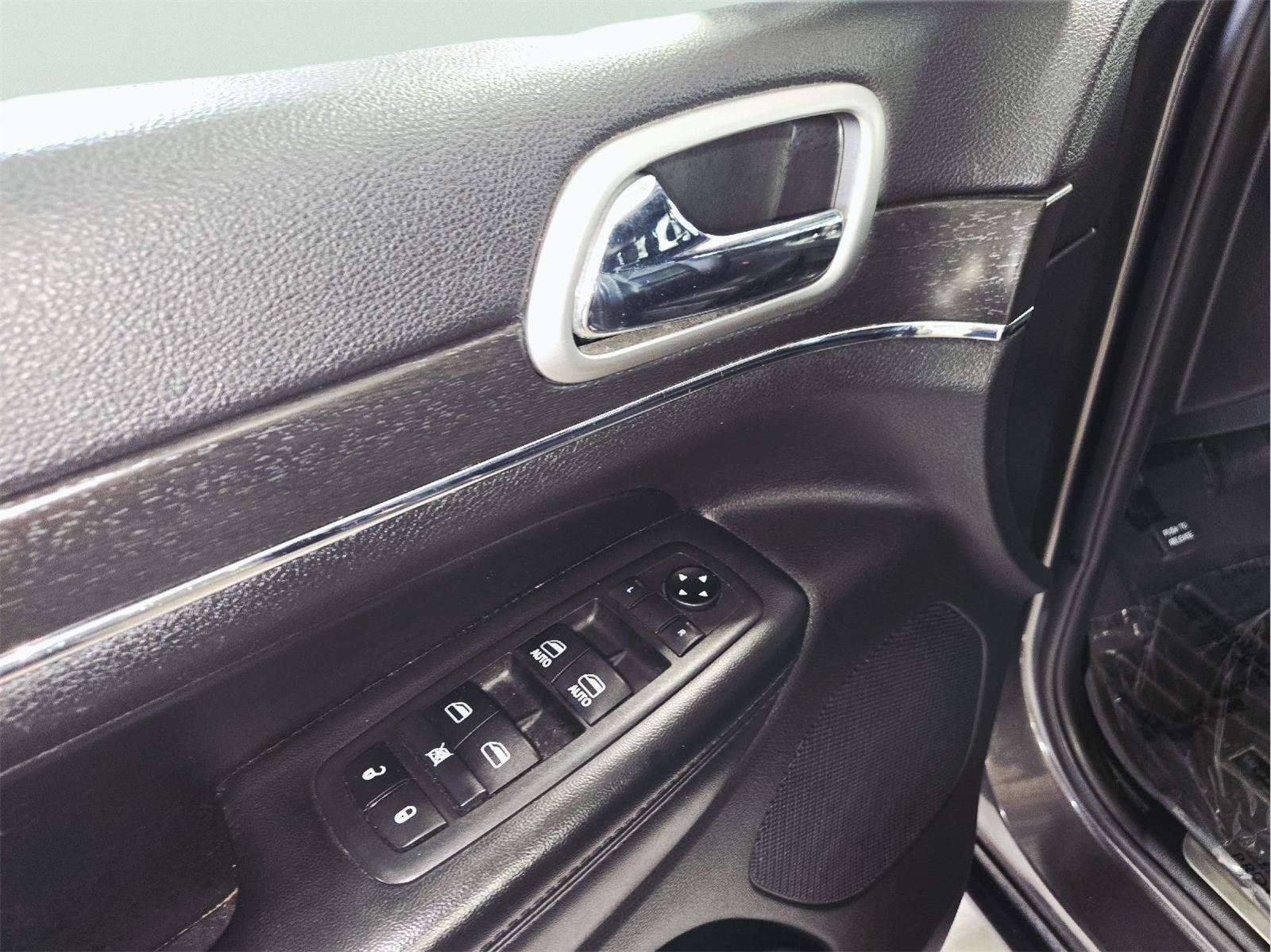 Used 2018 Jeep Grand Cherokee Limited AWD/4WD image 13