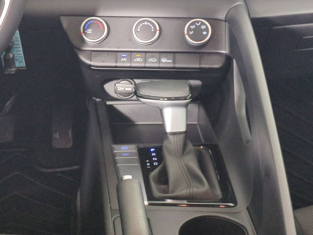 Used 2025 Hyundai Elantra SE FWD image 20