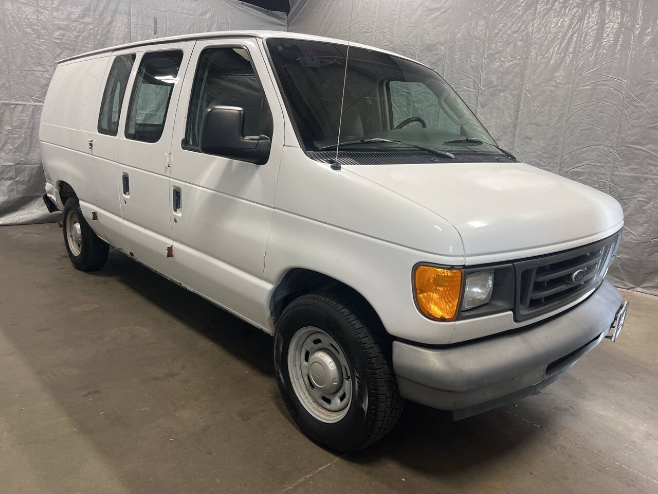 Used 2005 Ford E-150 and Econoline 150 RWD image 1