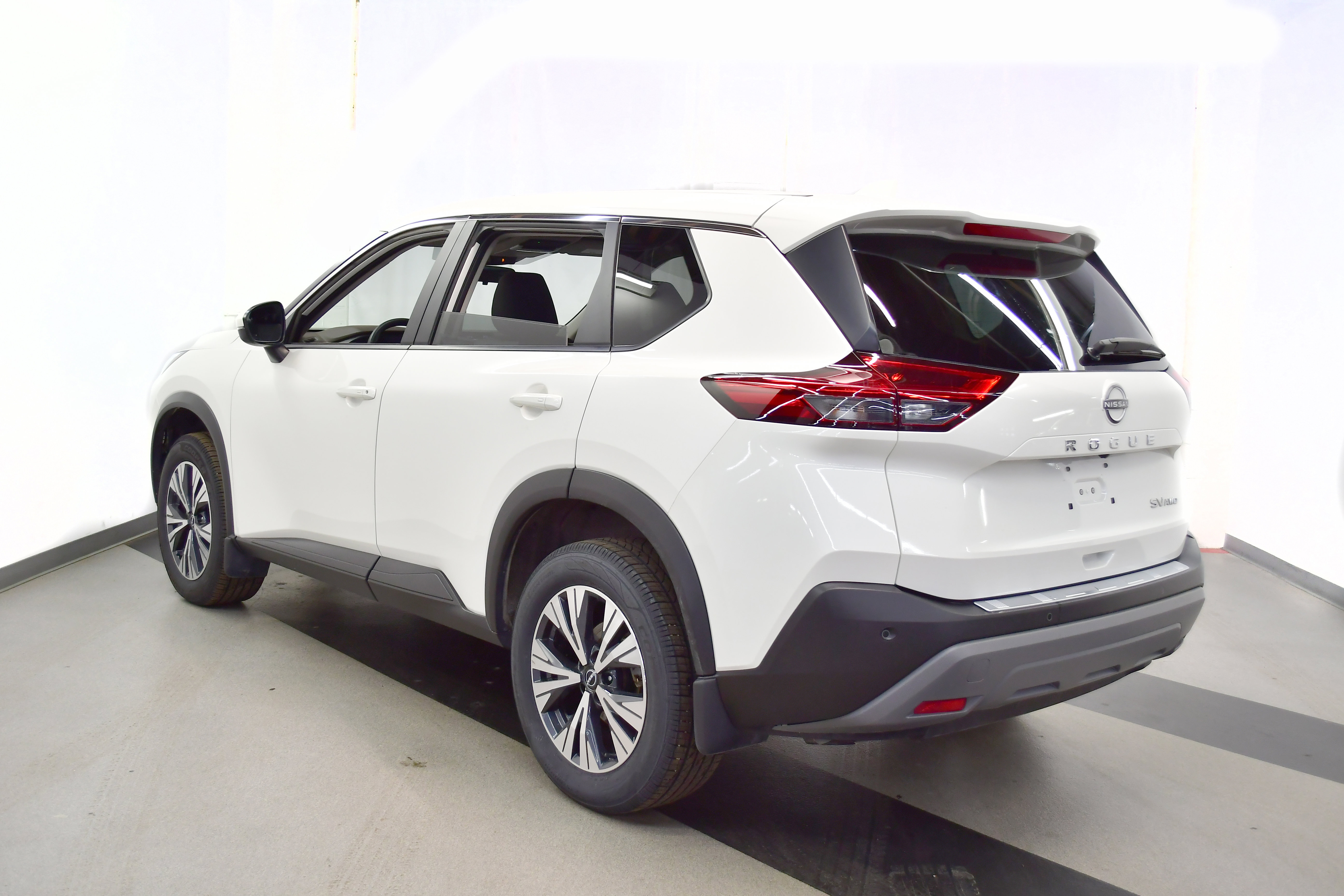 Used 2023 Nissan Rogue SV image 10