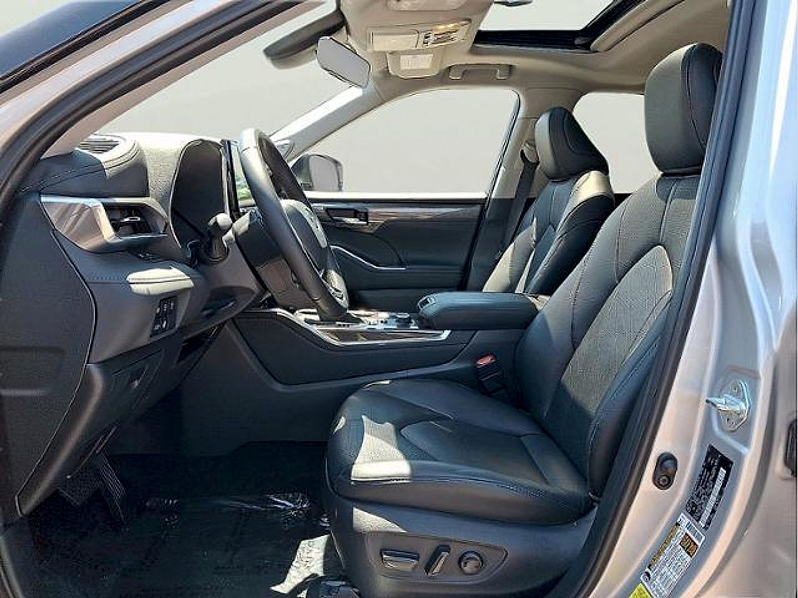 Used 2024 Toyota Highlander Limited AWD/4WD image 11