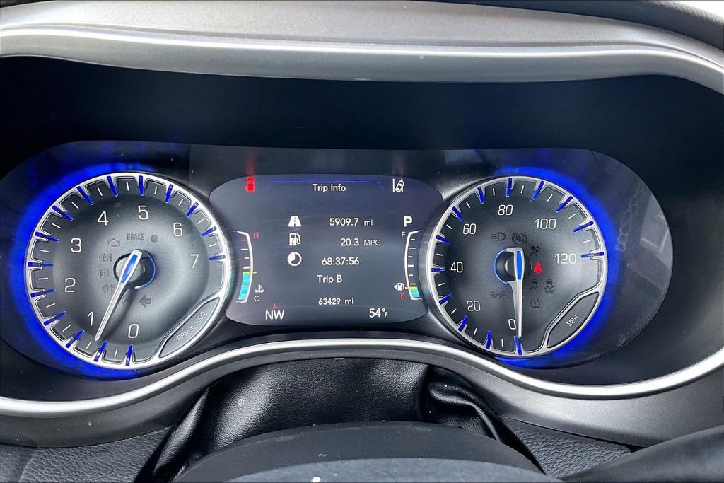Used 2023 Chrysler Pacifica Touring-L image 18