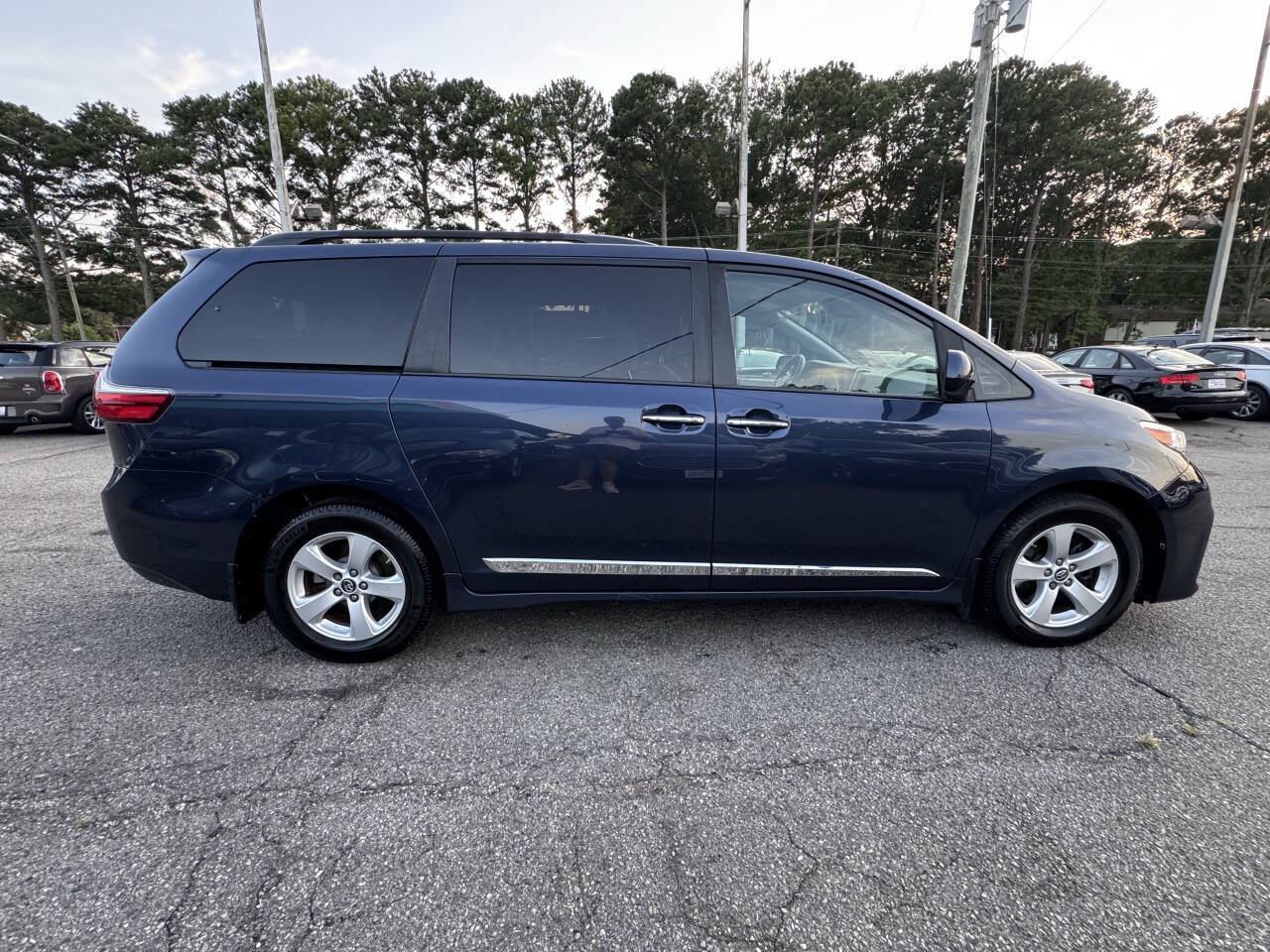 Used 2020 Toyota Sienna LE w/ LE Preferred Package FWD image 6